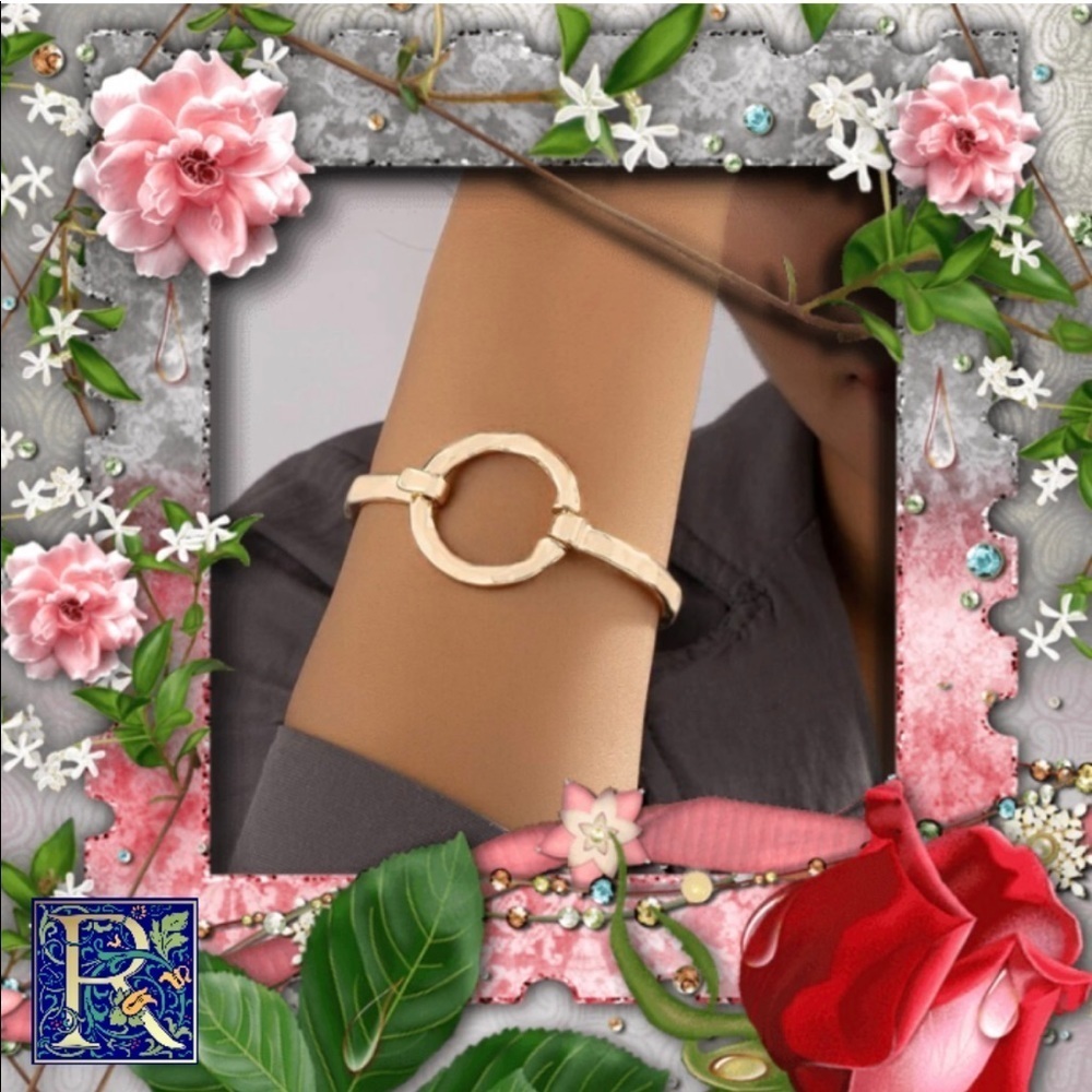Gold Circle Décor Bracelet​